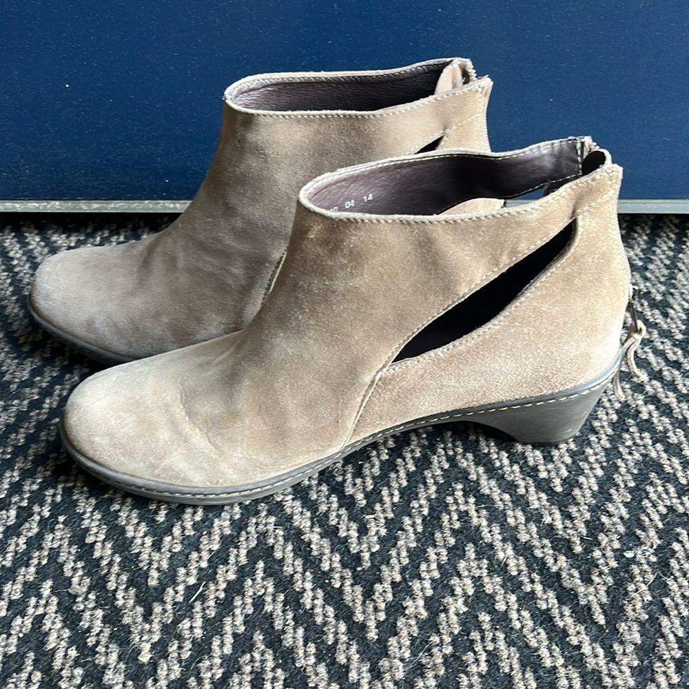 Dansko Bonita Suede Cut Out Ankle Boots Women's Size 40
